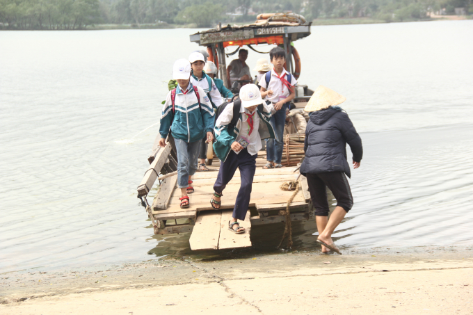 Những ng&agrave;y mưa gi&oacute;, c&aacute;c em học sinh phải nghỉ học v&igrave; đ&ograve; kh&ocirc;ng thể chạy. (Ảnh. Hải Long).