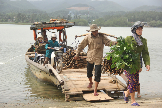 B&agrave; con th&ocirc;n H&agrave; Ki&ecirc;n lu&ocirc;n ước muốn c&oacute; một c&acirc;y cầu nối liền hai bờ s&ocirc;ng. (Ảnh. Hải Long).