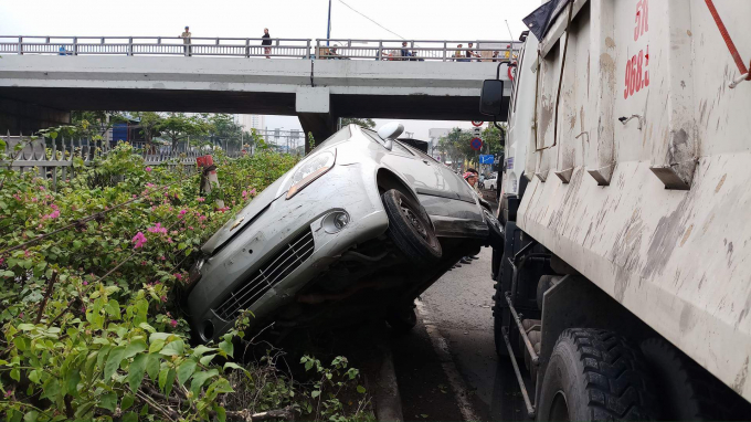 Chiếc Chevrolet nằm cất b&aacute;nh tr&ecirc;n dải ph&acirc;n c&aacute;ch.