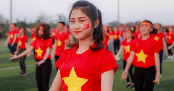 Chùm ảnh: Gần 1.000 nữ sinh trường ĐH Hà Tĩnh tiếp lửa cho U23 Việt Nam trước trận chung kết