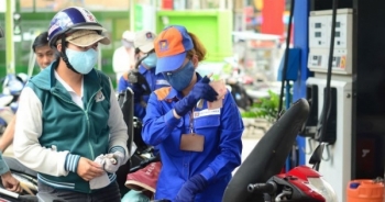 Người dân mua xăng dầu bị 