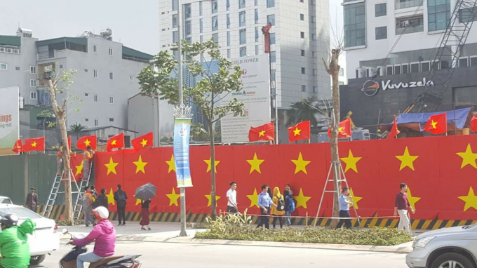 H&igrave;nh ảnh cờ đỏ sao v&agrave;ng dọc c&aacute;c tuyến đường.