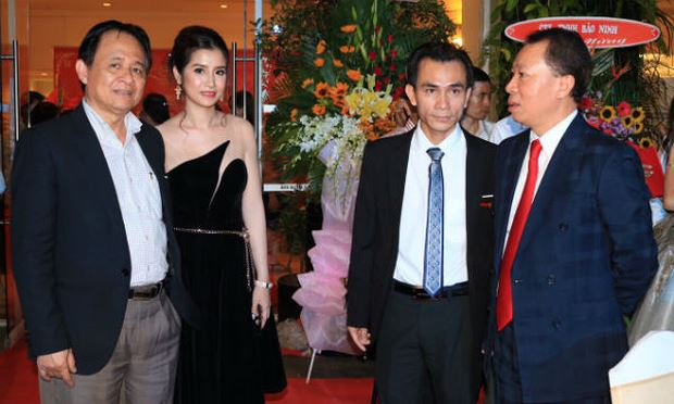 Tổng Bi&ecirc;n tập, TS. Đ&agrave;o Văn Hội v&agrave; Ph&oacute; Tổng Bi&ecirc;n tập Thường trực Đặng Ngọc Luyến c&ugrave;ng c&aacute;c kh&aacute;ch mời tại Lễ kỷ niệm.