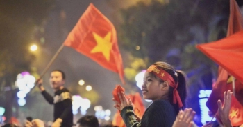 Chẳng ai bảo ai, cả lớp con đều viết "Việt Nam chiến thắng"