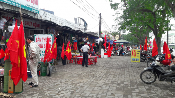 Những gian h&agrave;ng b&aacute;n cờ Tổ quốc, h&igrave;nh ảnh, &aacute;o cổ động cho đội tuyển U23 Việt Nam ch&aacute;y h&agrave;ng trước sức n&oacute;ng của trận chung kết.