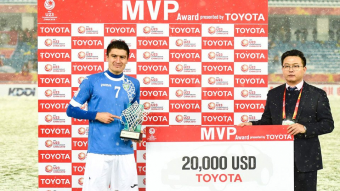 Hamrobekov gi&agrave;nh giải Cầu thủ xuất sắc nhất l&agrave; tr&ograve; đ&ugrave;a của AFC.