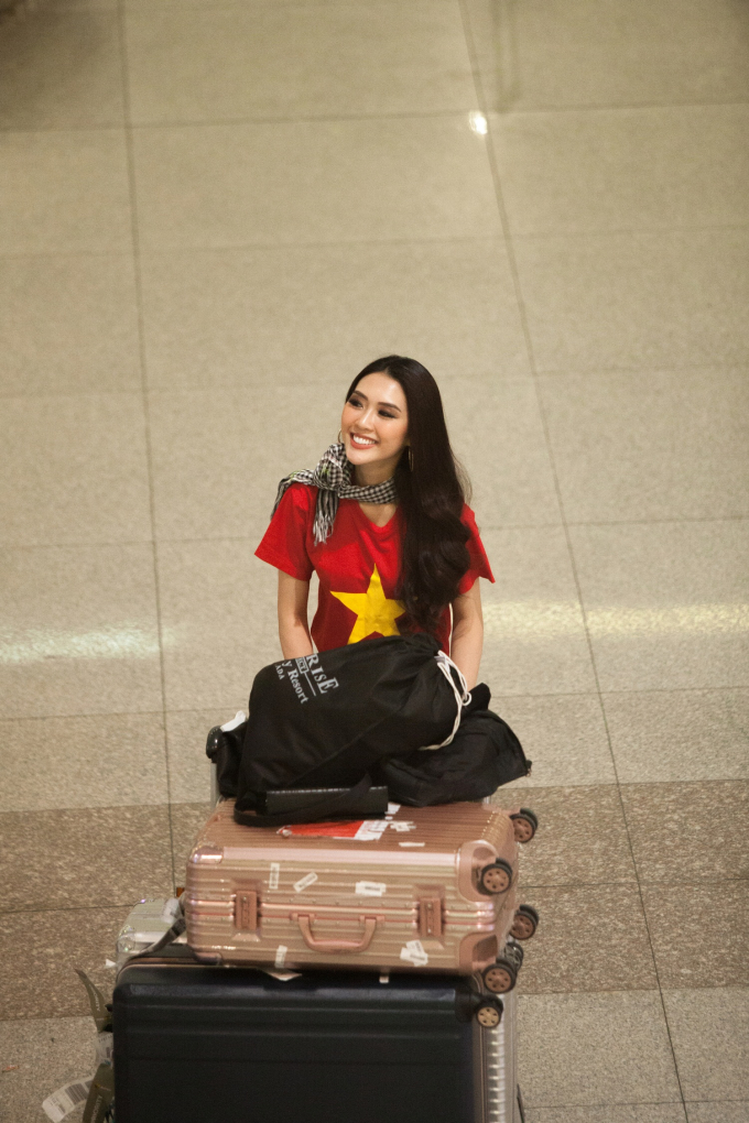 Tường Linh rạng rỡ trở về sau th&agrave;nh t&iacute;ch Top 18 Miss Intercontinental 2017