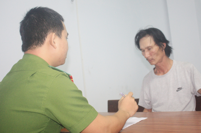 Đối tượng Kh&aacute;nh (phải) tại cơ quan điều tra. Ảnh: N.T.