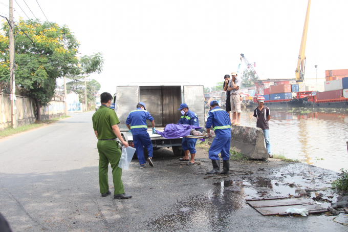 Thi thể nạn nh&acirc;n được chuyển về nh&agrave; x&aacute;c.