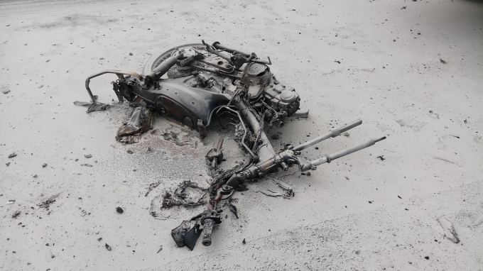 Chiếc xe m&aacute;y ch&aacute;y trơ khung sau va chạm.