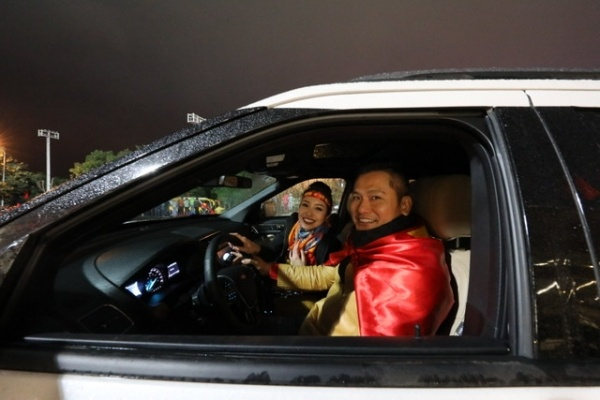 Jennifer Phạm được &ocirc;ng x&atilde; chở bằng xe &ocirc; t&ocirc; đến s&acirc;n vận động Mỹ Đ&igrave;nh (H&agrave; Nội) để tham dự lễ vinh danh U23 Việt Nam sau th&agrave;nh t&iacute;ch đoạt c&uacute;p bạc U23 ch&acirc;u &Aacute;.