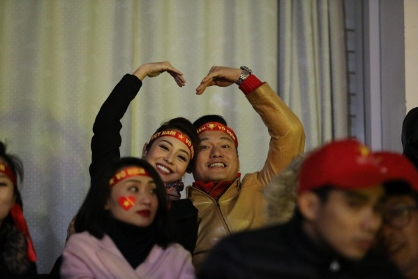 Cả hai vợ chồng Jennifer Phạm đều rất m&ecirc; b&oacute;ng đ&aacute; v&agrave; cổ vũ hết m&igrave;nh cho đội tuyển