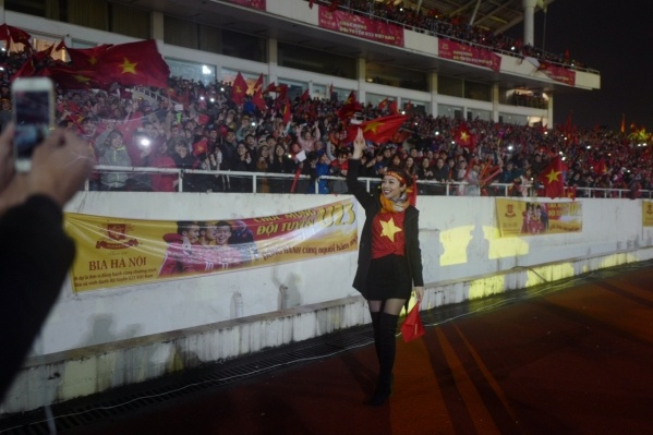 Jennifer Phạm v&agrave; Mr. Đ&agrave;m b&agrave;y tỏ sự mến mộ cầu thủ Quang Hải