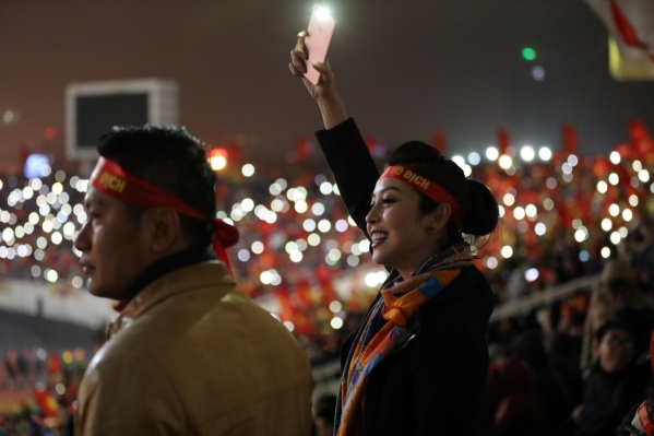 Sự hưởng ứng t&iacute;ch cực của Jennifer Phạm khi bật đ&egrave;n h&ograve;a c&ugrave;ng &aacute;nh s&aacute;ng tr&ecirc;n s&acirc;n vận động