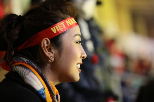 Jennifer Phạm v&agrave; Mr. Đ&agrave;m b&agrave;y tỏ sự mến mộ cầu thủ Quang Hải