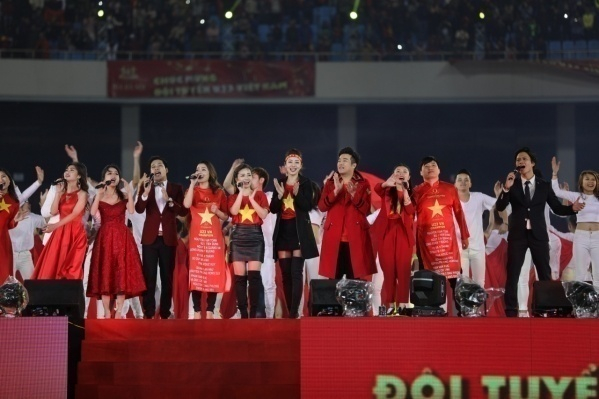 Jennifer Phạm h&ograve;a giọng c&ugrave;ng c&aacute;c nghệ sĩ h&aacute;t mừng c&aacute;c cầu thủ