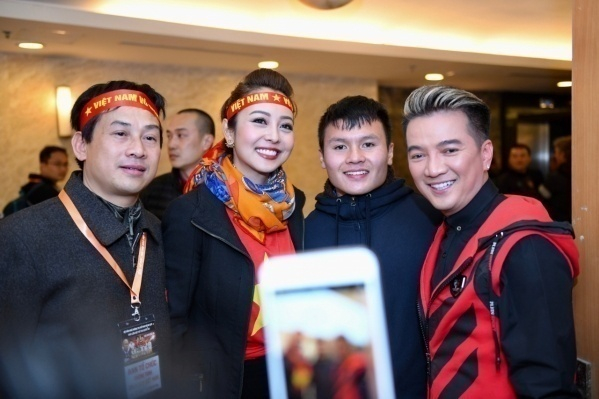 Jennifer Phạm rạng rỡ c&ugrave;ng Mr Đ&agrave;m chụp h&igrave;nh c&ugrave;ng Quang Hải