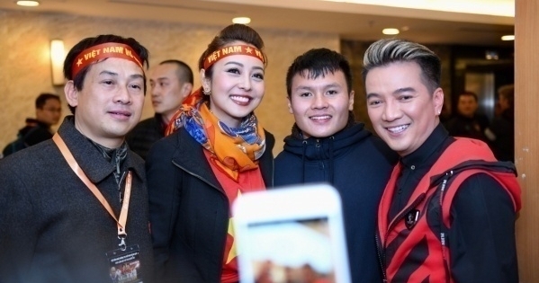 Jennifer Phạm và Mr. Đàm bày tỏ sự mến mộ cầu thủ Quang Hải