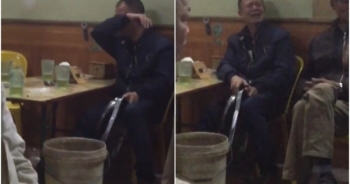 Clip: Cụ ông khóc nức nở sau khi U23 Việt Nam thua trận chung kết, chọc vui thế nào cũng không chịu nín