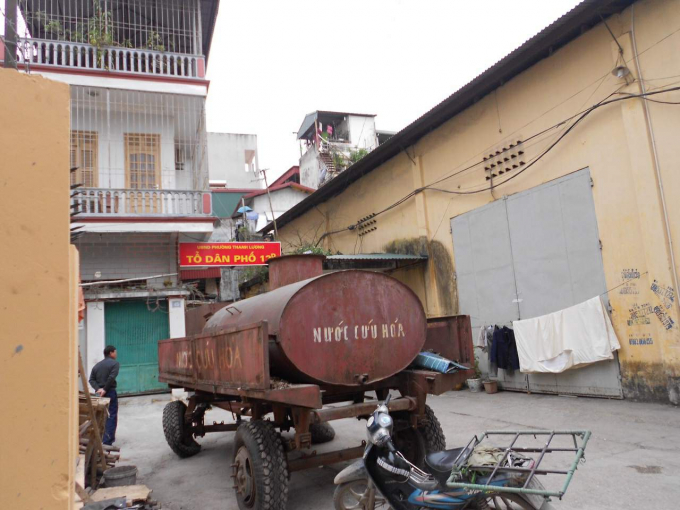 Cảng H&agrave; Nội bỗng đưa một loạt xe k&eacute;o chở c&aacute;c th&ugrave;ng chứa nước đ&atilde; hoen gỉ, cũ n&aacute;t đến để che chắn cổng tiếp gi&aacute;p với ng&otilde; 920.&nbsp;