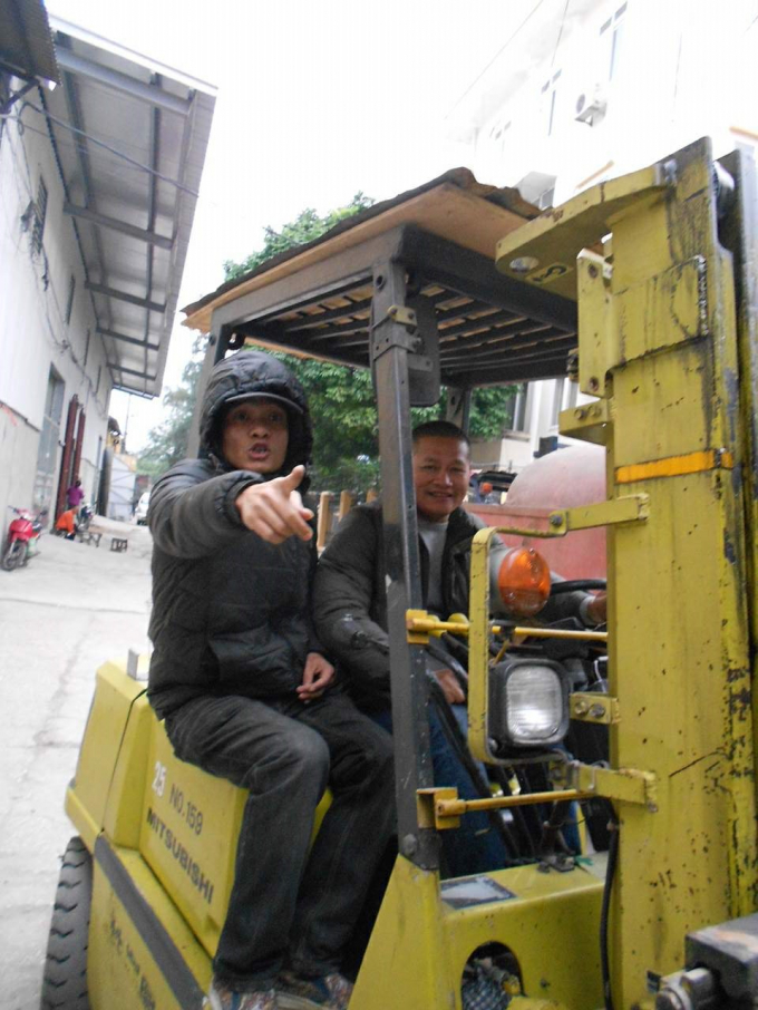 Nh&oacute;m đối tượng được cho l&agrave; người của Cảng H&agrave; Nội sử dụng m&aacute;y m&oacute;c để chặn ng&otilde; 920 (Ảnh người d&acirc;n cung cấp).