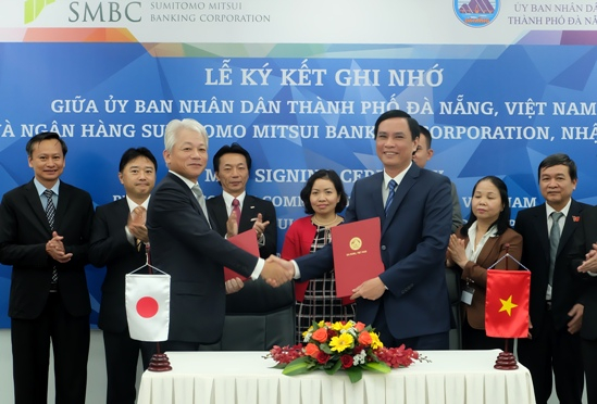 Ph&oacute; Chủ tịch UBND th&agrave;nh phố Trần Văn Mi&ecirc;n (phải) v&agrave; đại diện SMBC k&yacute; kết Bi&ecirc;n bản ghi nhớ hợp t&aacute;c. Ảnh: Danang.gov.vn.