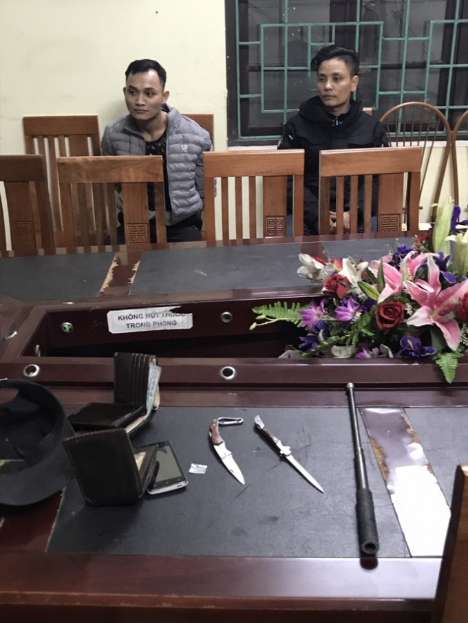 Vũ Ngọc Năm ( &aacute;o ghi) v&agrave; Nguyễn Xu&acirc;n Trường (&aacute;o đen) tại cơ quan c&ocirc;ng an.