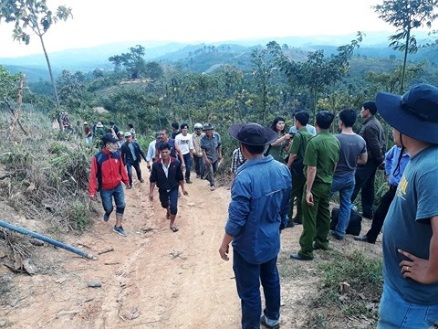 Nhiều người d&acirc;n tập trung theo d&otilde;i vụ việc.&nbsp;