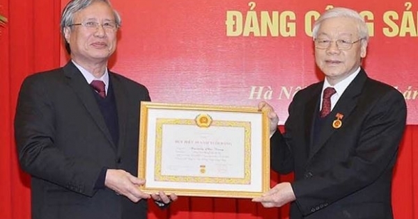 Tổng Bí thư Nguyễn Phú Trọng nhận Huy hiệu 50 năm tuổi Đảng