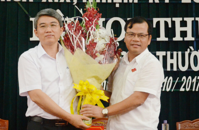 Đồng ch&iacute; B&ugrave;i Quang Huy (b&ecirc;n tr&aacute;i) Chủ tịch UBND huyện Y&ecirc;n Dũng đương nhi&ecirc;mj. Ảnh&nbsp; B&aacute;o Bắc Giang.