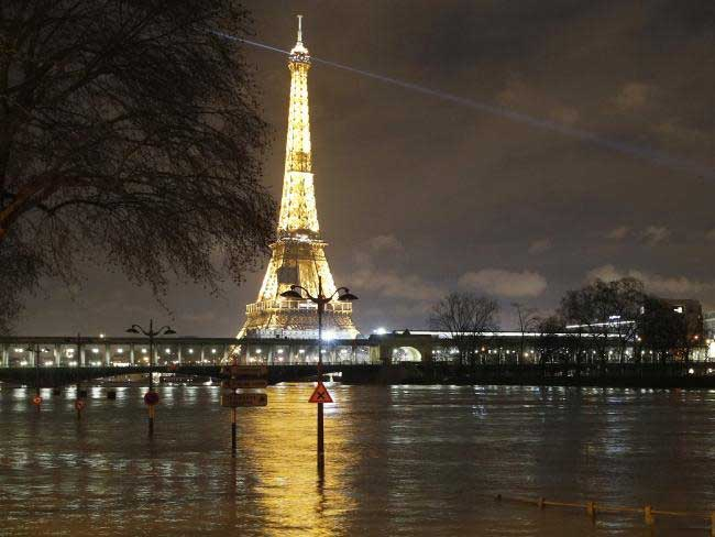 Sau 4 ng&agrave;y mưa lớn,&nbsp; khoảng 240 thị trấn bị thiệt hại, 1.500 người phải rời khỏi nh&agrave; cửa v&agrave; nơi l&agrave;m việc.