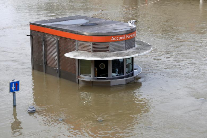 Một số khu vực ở ngoại &ocirc; Paris cũng đang ch&igrave;m dưới nước.