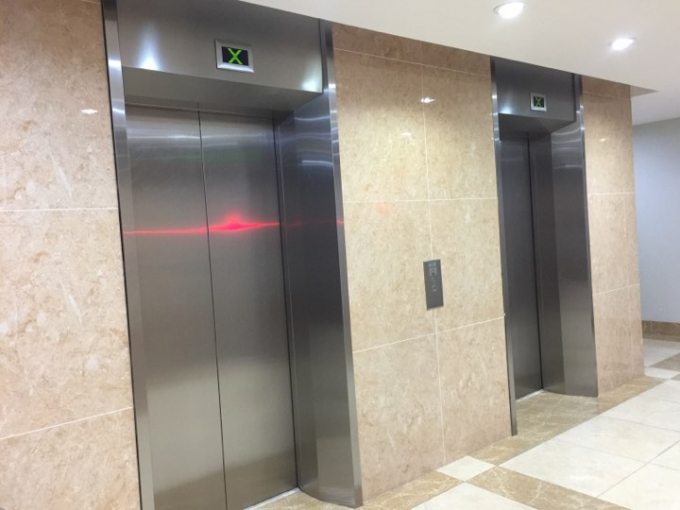 Thang m&aacute;y hỏng, vệ sinh bẩn, vỡ k&iacute;nh, nứt tường...khiến người d&acirc;n sống trong chung cư chung cư Starcity (81, L&ecirc; Văn Lương, Nh&acirc;n Ch&iacute;nh, Thanh Xu&acirc;n) sống trong sợ h&atilde;i.