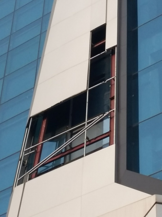 Tấm k&iacute;nh vỡ hơn 1 năm tuy nhi&ecirc;n vẫn kh&ocirc;ng được sửa.