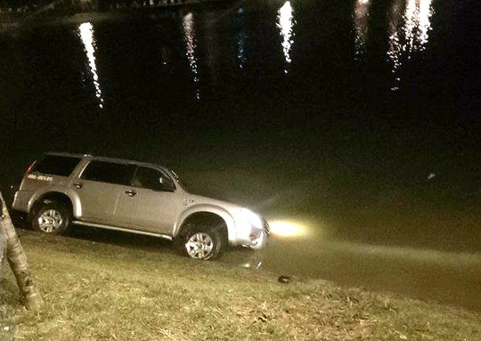 Xe &ocirc;t&ocirc; lao xuống hồ Xu&acirc;n Hương trong đ&ecirc;m.