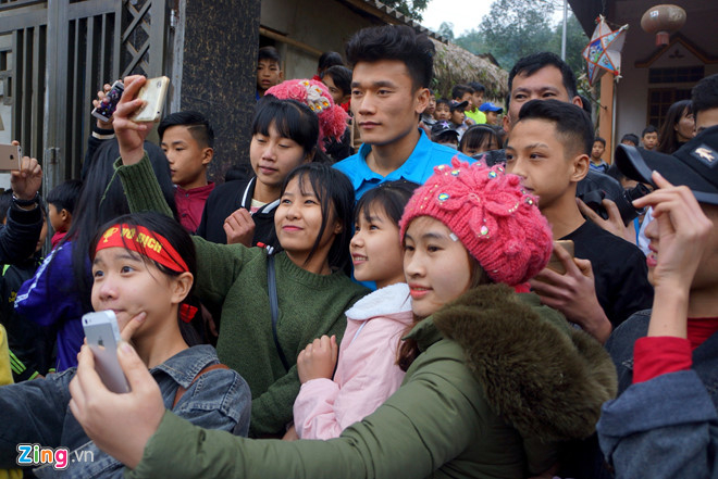 Anh em thủ th&agrave;nh B&ugrave;i Tiến Dũng đ&atilde; trở về qu&ecirc; nh&agrave; trong v&ograve;ng tay đ&oacute;n tiếp của người d&acirc;n qu&ecirc; hương.