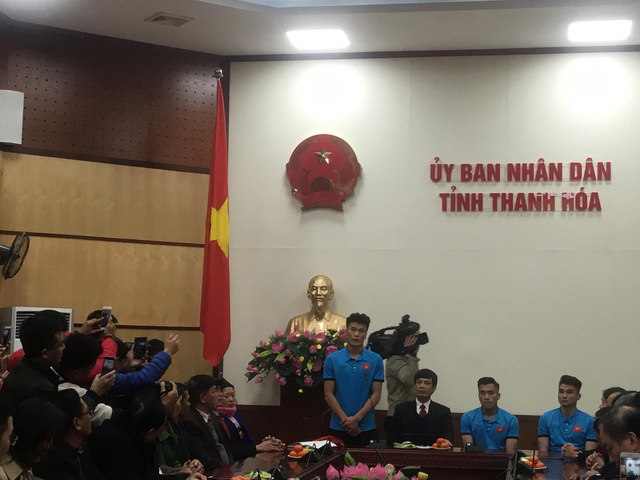 UBND tỉnh Thanh H&oacute;a tổ chức đ&oacute;n v&agrave; trao thưởng cho c&aacute;c vận động vi&ecirc;n.