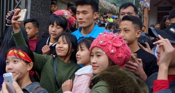 Anh em thủ môn Bùi Tiến Dũng đã về tới xứ Mường