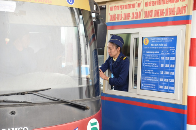 Nhiều phương tiện được &aacute;p dụng h&igrave;nh thức miễn ph&iacute; khi qua trạm thu ph&iacute;.