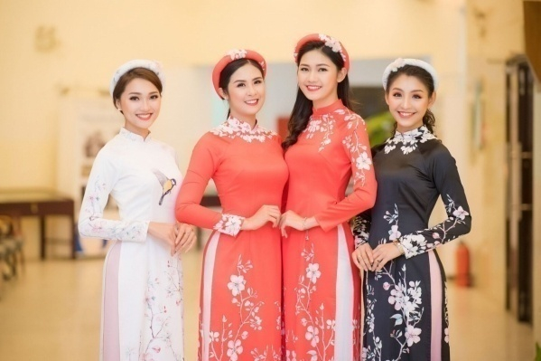 Gia đ&igrave;nh MC Phan Anh l&agrave;m vedette cho BST mới của Hoa hậu Ngọc H&acirc;n