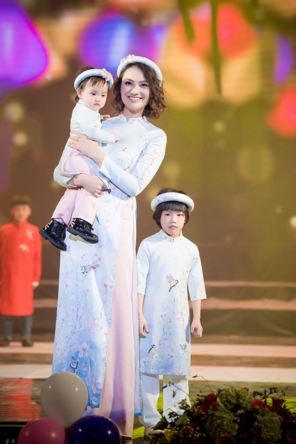 Gia đ&igrave;nh MC Phan Anh l&agrave;m vedette cho BST mới của Hoa hậu Ngọc H&acirc;n