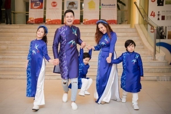 Gia đ&igrave;nh MC Phan Anh l&agrave;m vedette cho BST mới của Hoa hậu Ngọc H&acirc;n