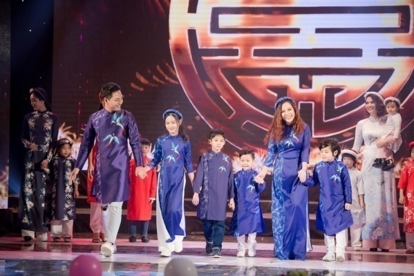 Gia đ&igrave;nh MC Phan Anh l&agrave;m vedette cho BST mới của Hoa hậu Ngọc H&acirc;n