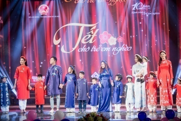 Gia đ&igrave;nh MC Phan Anh l&agrave;m vedette cho BST mới của Hoa hậu Ngọc H&acirc;n