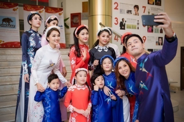 Gia đ&igrave;nh MC Phan Anh l&agrave;m vedette cho BST mới của Hoa hậu Ngọc H&acirc;n