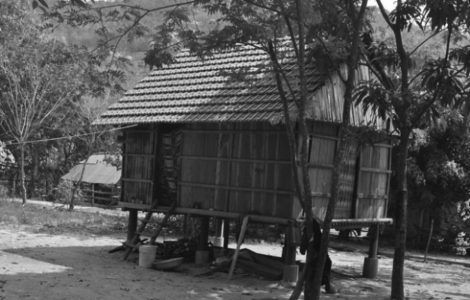 Anh Nay Ni&ecirc;n dẫn cả nh&agrave; l&ecirc;n ở tr&ecirc;n rẫy n&ecirc;n ng&ocirc;i nh&agrave; bỏ kh&ocirc;ng.