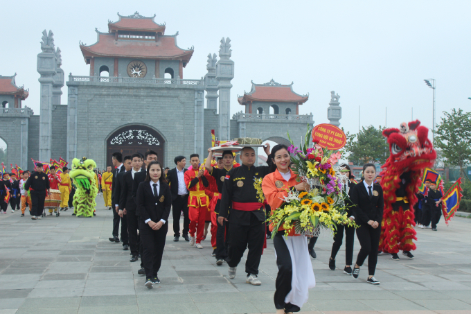 Đo&agrave;n v&otilde; thuật v&agrave;o d&acirc;ng hương Đền H&ugrave;ng trước giờ khai mạc.