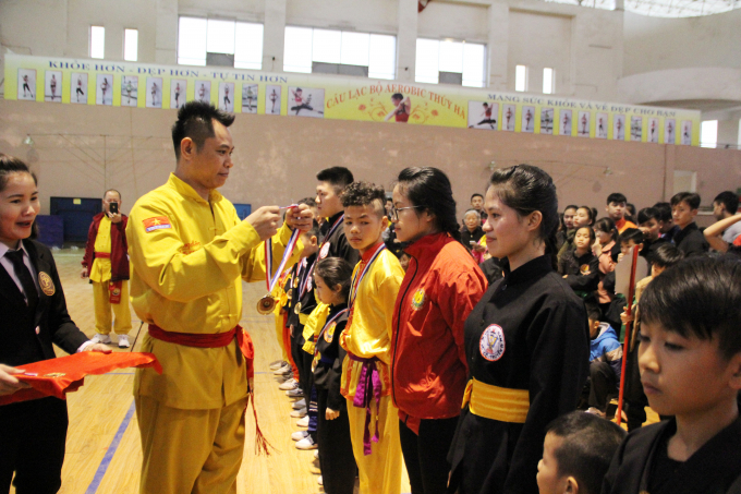 V&otilde; sư Đặng Tam Thuận, Chưởng m&ocirc;n s&aacute;ng lập Trung t&acirc;m Đ&agrave;o tạo V&otilde; Thuật t&agrave;i năng trẻ Việt Nam trao tặng huy chương cho c&aacute;c v&otilde; sĩ.&nbsp;