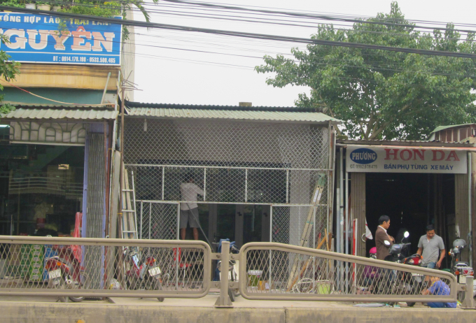 Ng&ocirc;i nh&agrave; ki&ecirc;n cố (giữa) m&agrave; vợ chồng b&agrave; L&agrave;nh x&acirc;y dựng, hiện giao cho b&agrave; Dung sử dụng.