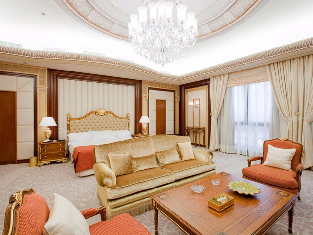 Ritz-Carlton c&oacute; 493 ph&ograve;ng kh&aacute;ch, trong đ&oacute; c&oacute; 49 ph&ograve;ng ho&agrave;ng gia 2 giường v&agrave; 50 ph&ograve;ng đặc biệt 1 giường.